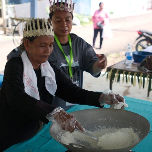 Traditional delicacies cooking demo by a Jakun community member.